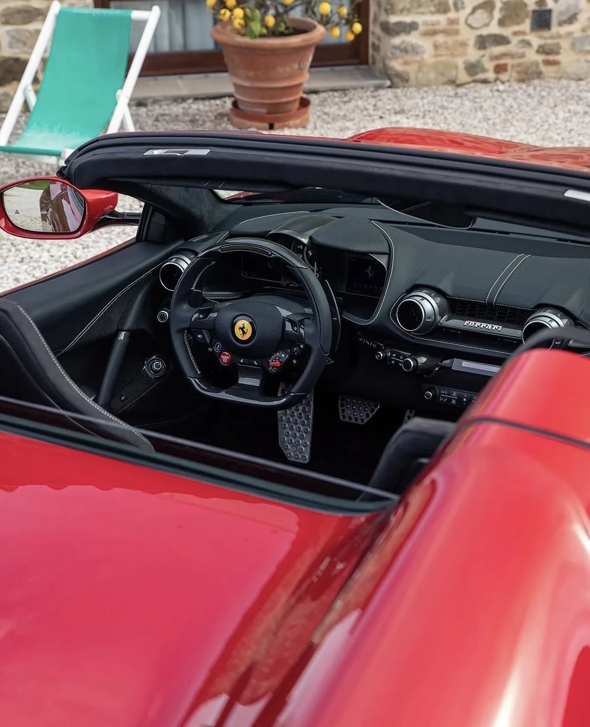 Innenraum Ferrari 812 GTS, Carbon-Lenkrad und Manettino