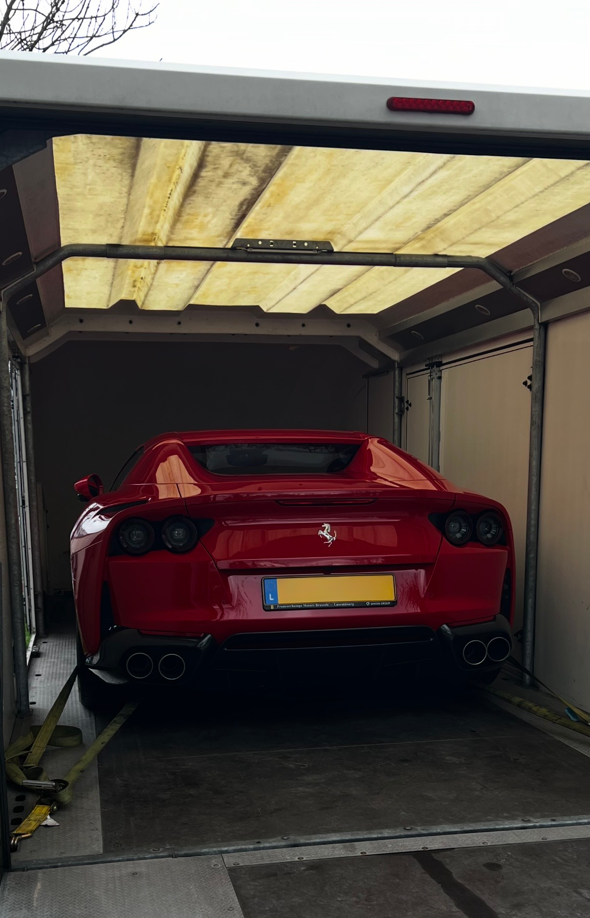 Ferrari 812 GTS w&auml;hrend ihres gesicherten Transports von Luxemburg nach Frankreich